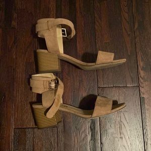 Unisa block heel sandal size 8.5 M suede-like